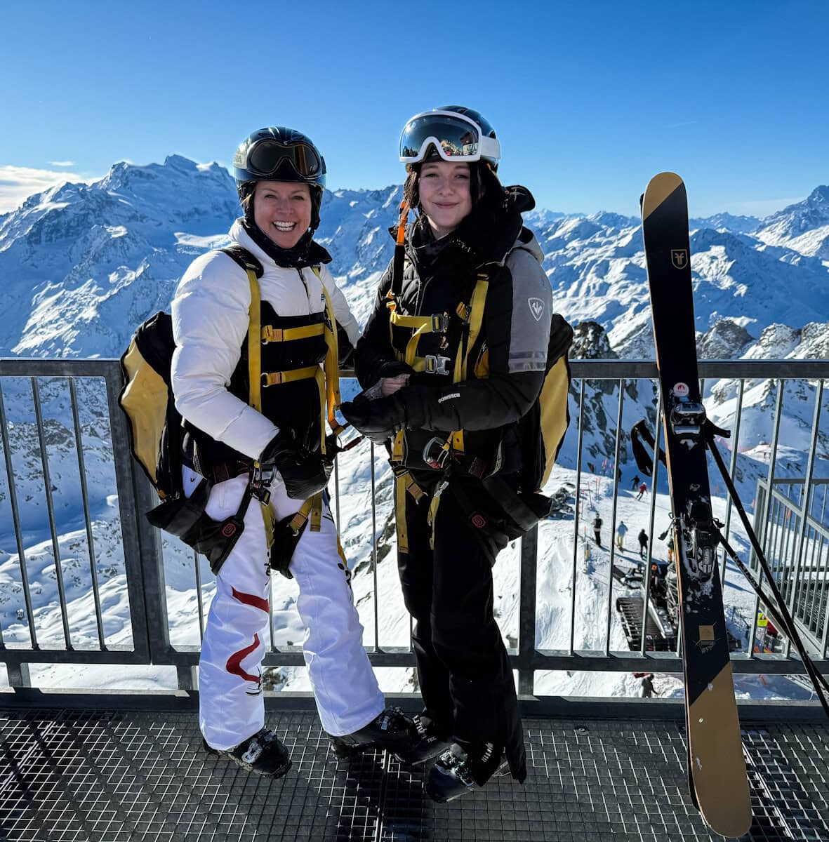 Manon Lapierre et sa fille en Suisse, équipement de zipline sur le dos, vue sur Alpes