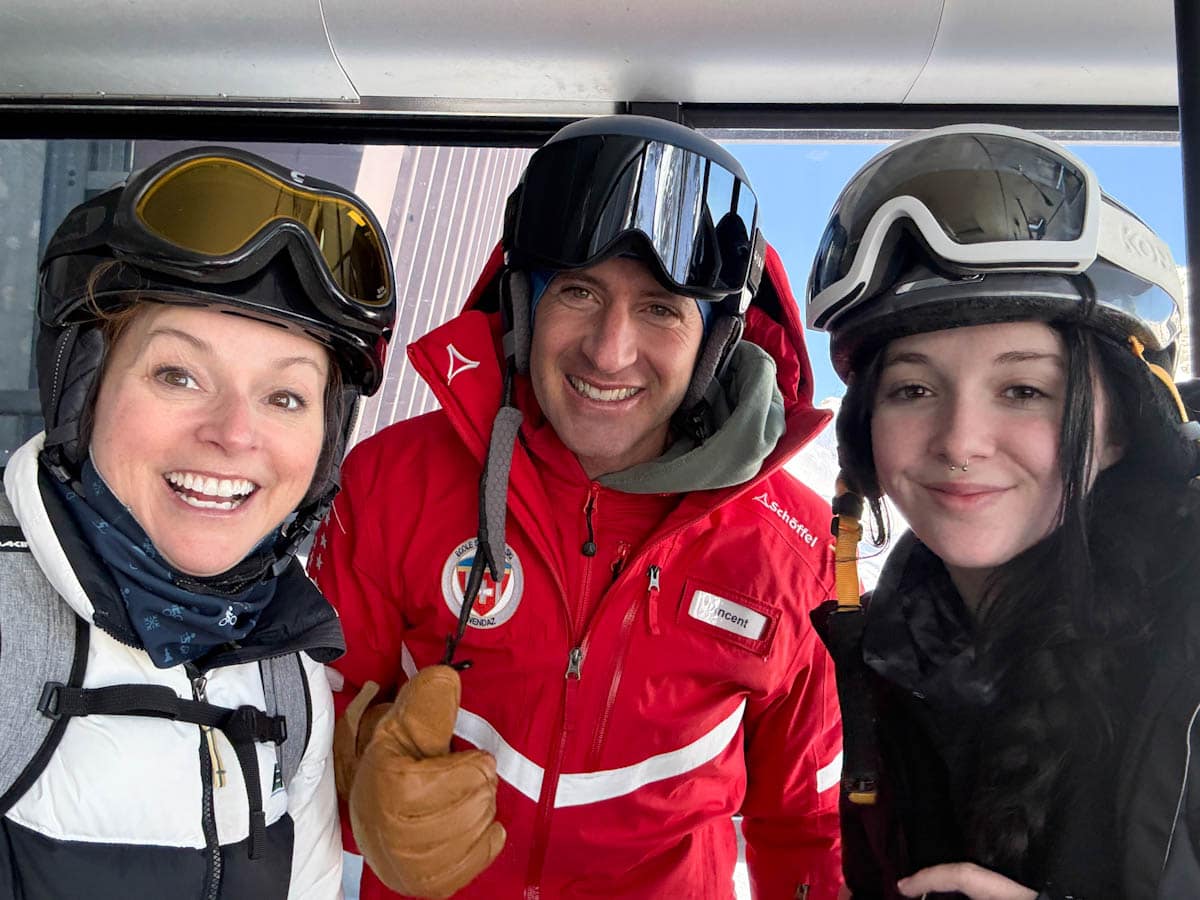 Manon Lapierre, professeur de ski suisse et sa fille souriants à la caméra