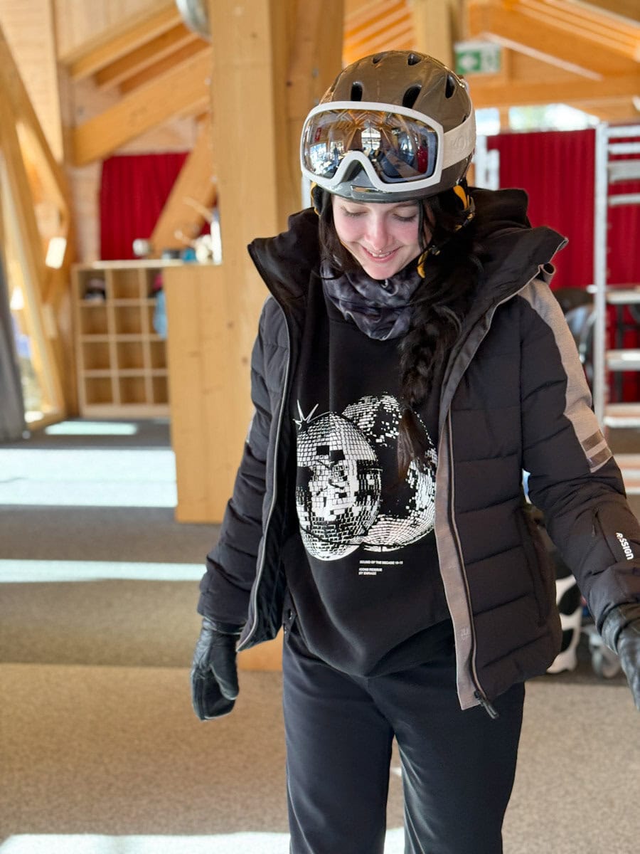 fille en habit de ski alpin au chalet de ski suisse