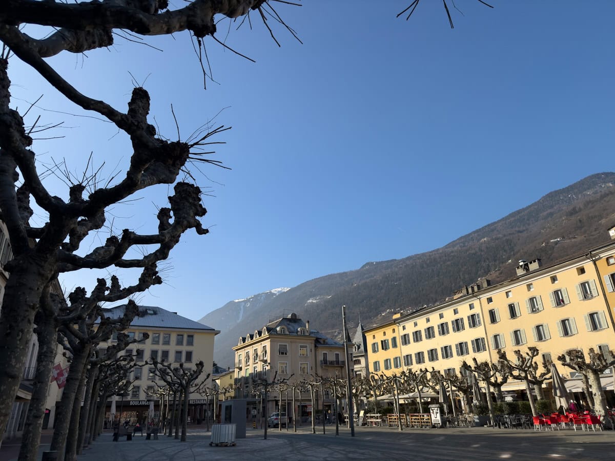 grande place de Martigny en Suisse sous le soleil hivernal