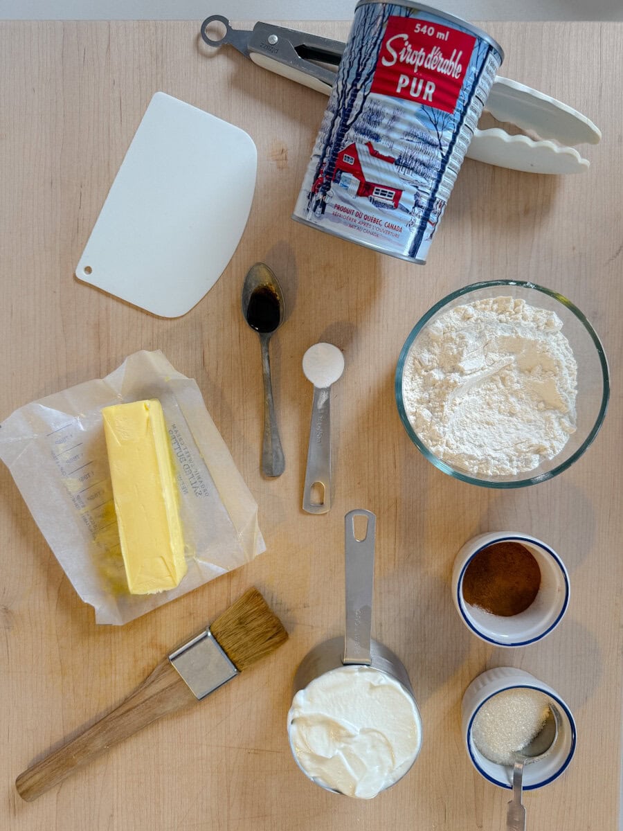 ingrédients pour recette de queue de castor: beurre. farine, yogourt, sirop d'érable, sucre, cannelle