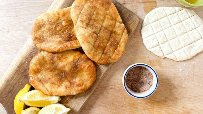 trois queues de castor cuites au air fryer avec pot de sucre à la cannelle et une queue de castor non cuite