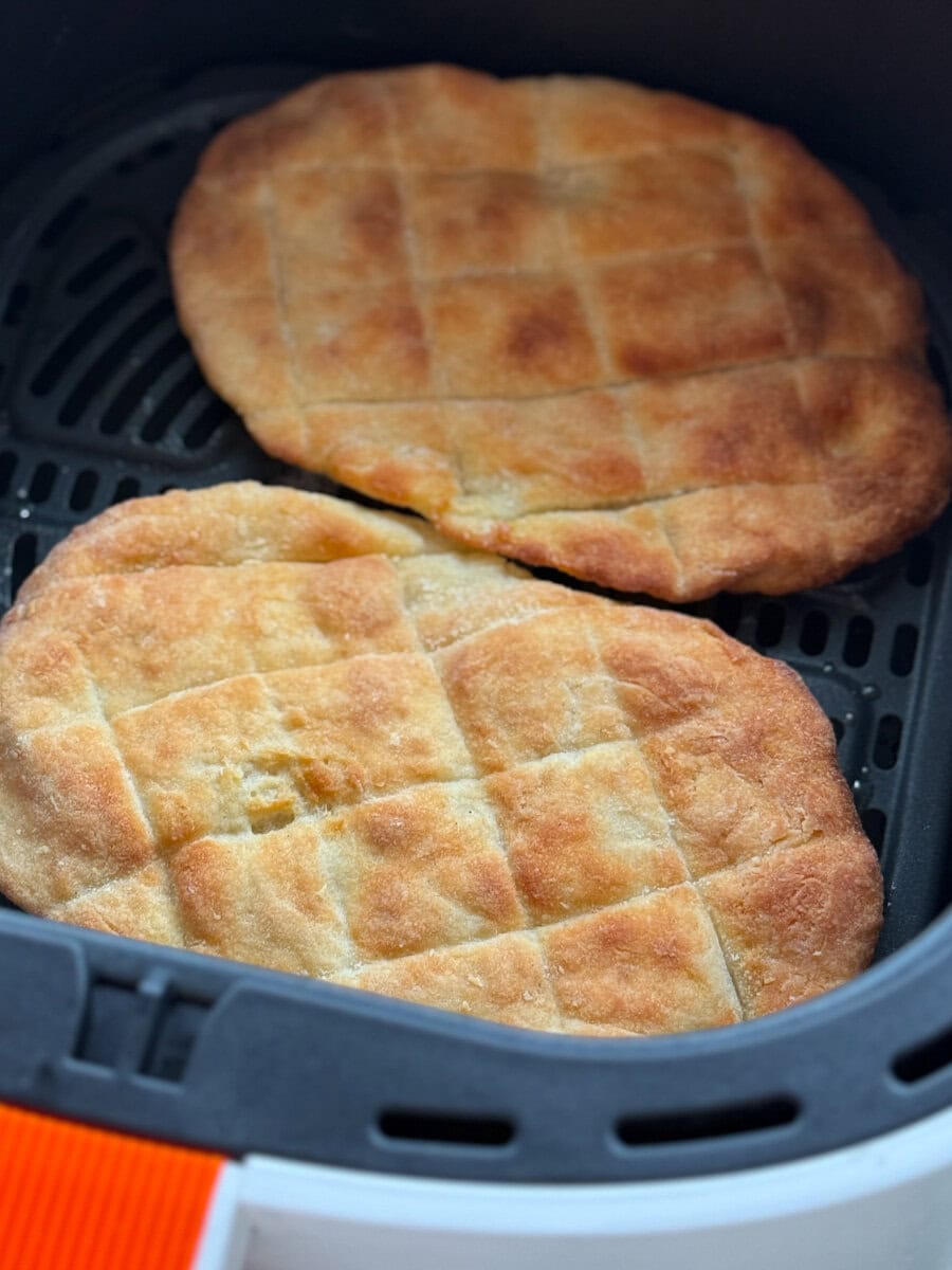 deux queues de castor grillées dans le panier du air fryer