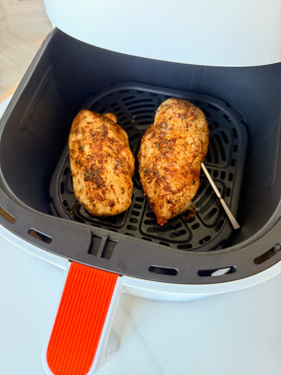 deux poitrines de poulet grillées dans le panier du air fryer