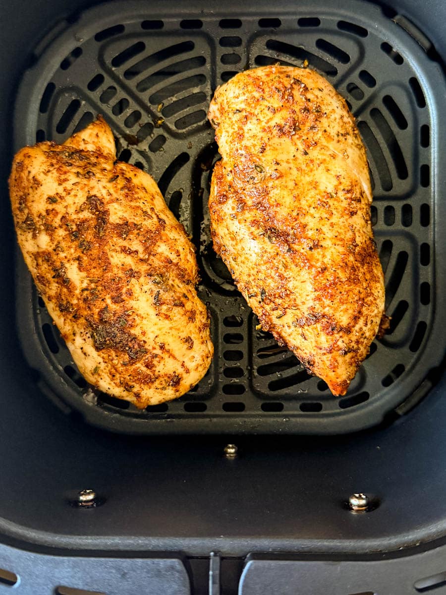 deux poitrines de poulet grillées dans le panier du air fryer