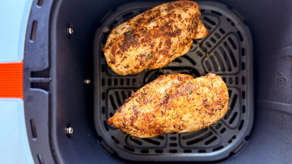 deux poitrines de poulet grillées dans le panier du air fryer