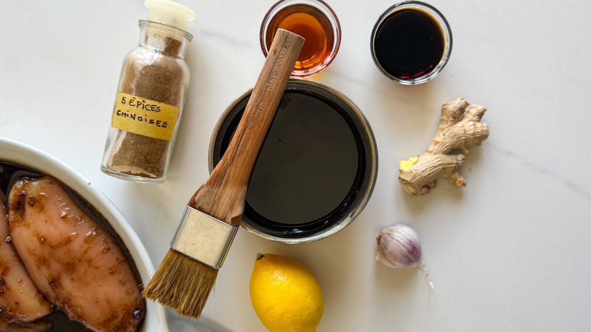 ingrédients pour marinade 5 épices chinoises sur comptoir avec pinceau pour badigeonner
