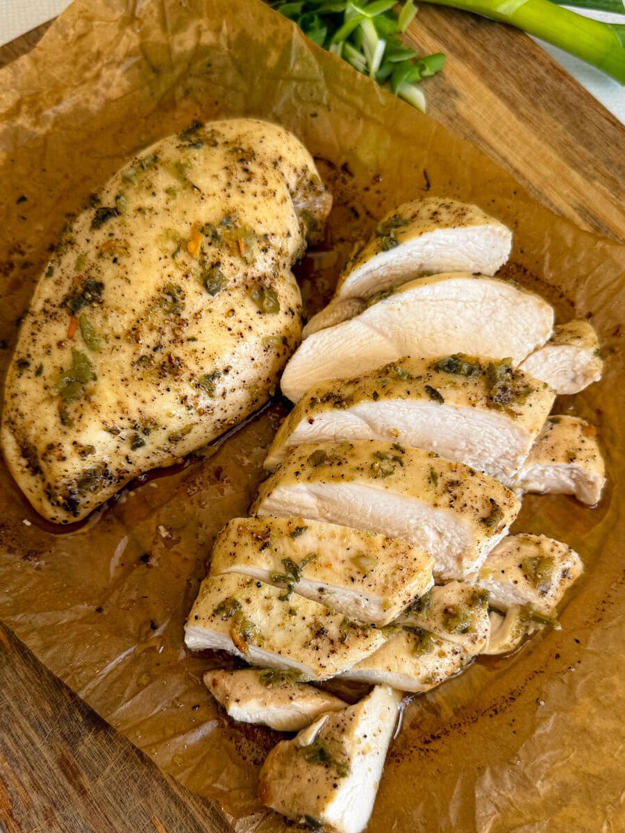 deux poitrines aux herbes salées dont une coupée en belles tranches juteuses