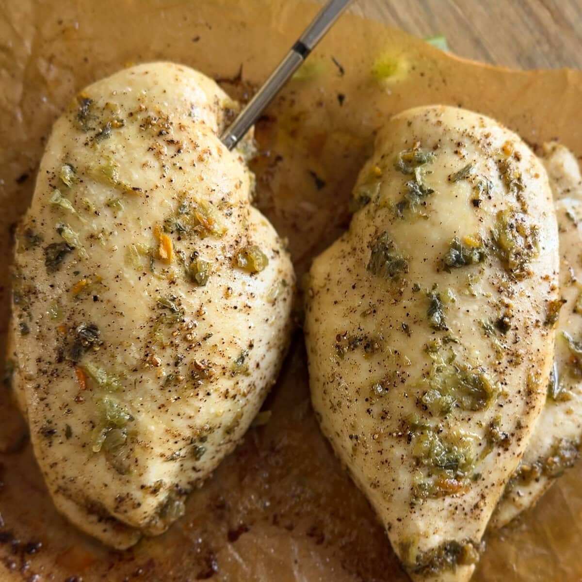 deux poitrines de poulet cuites aux herbes dont une avec thermomètre