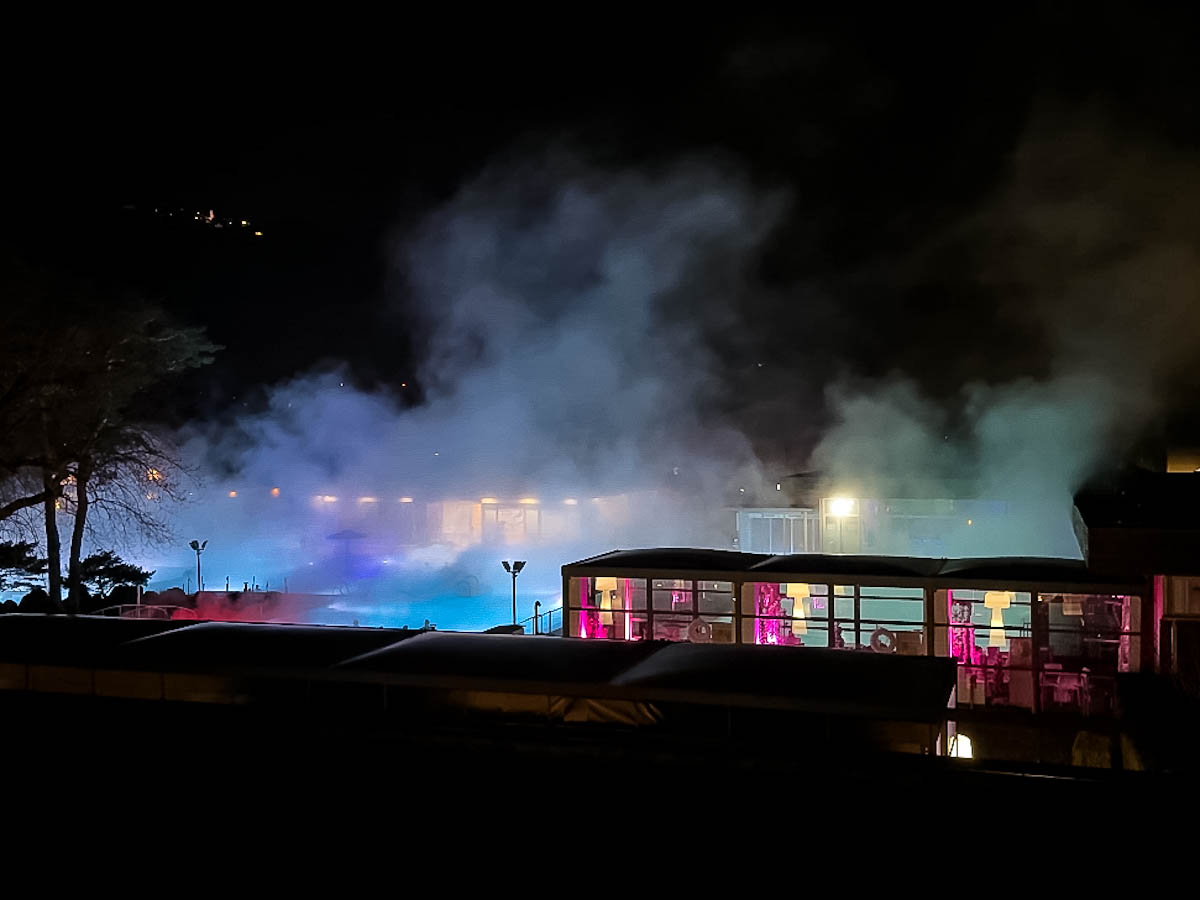 bains de lavey de soir, lumières colorées et vapeur