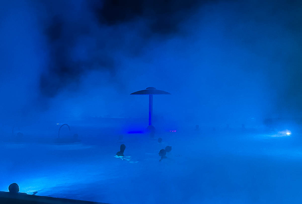 bains de lavey de soir, lumière bleue, beigneurs et vapeur