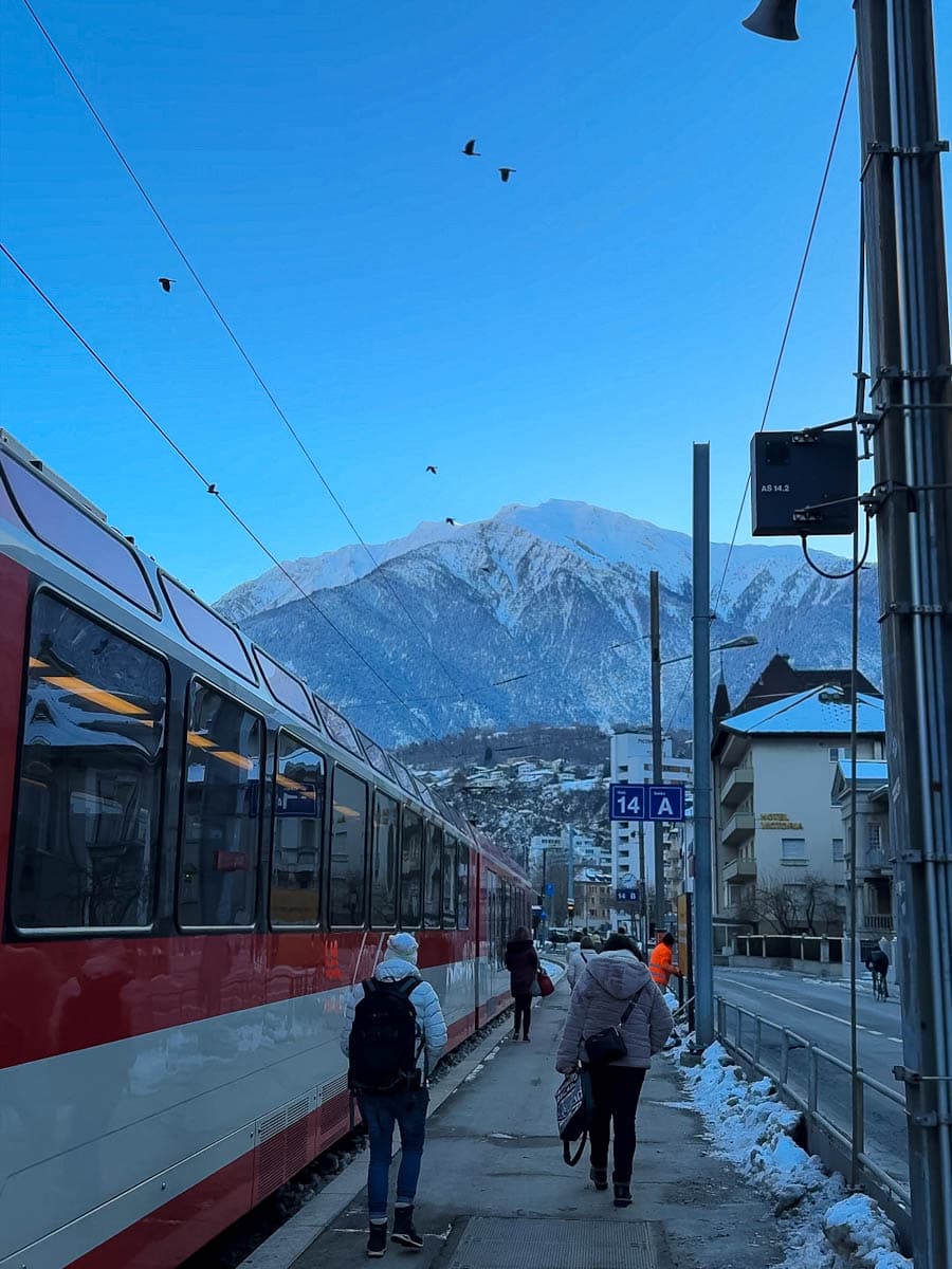 train suisse vue sur alpes