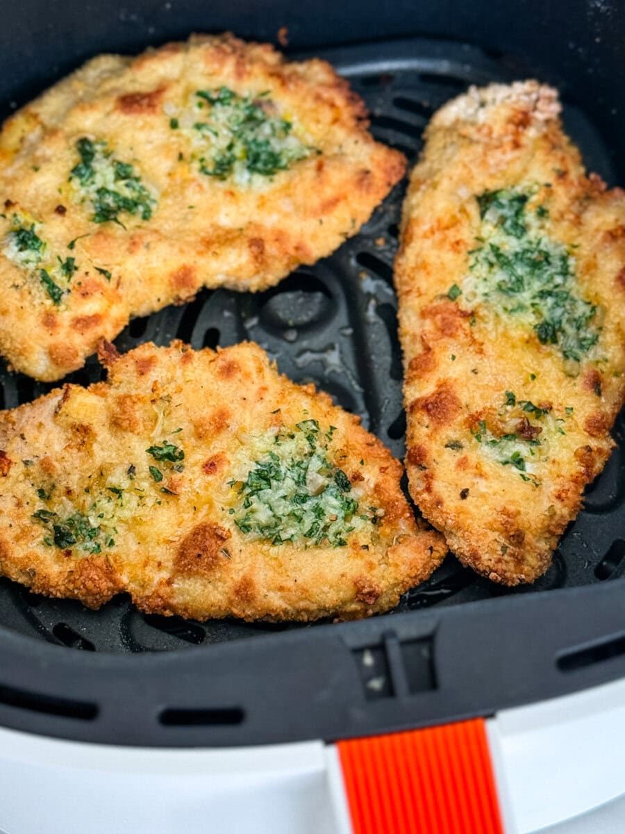 3 escalopes de poulet panées au beurre à l'ail dans panier du air fryer