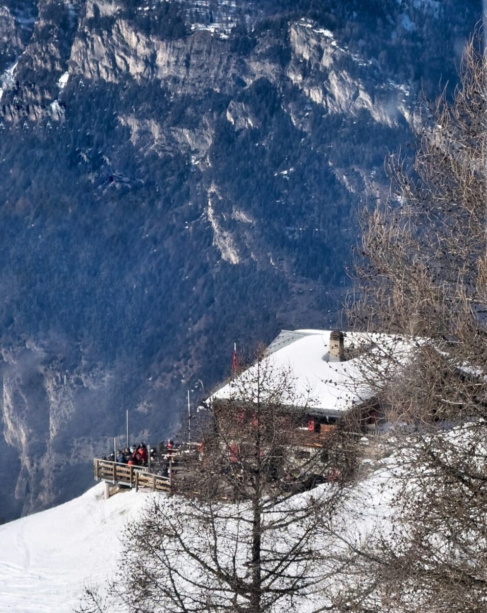 chalet suisse terrasse sous le soleil, Alpes derrière