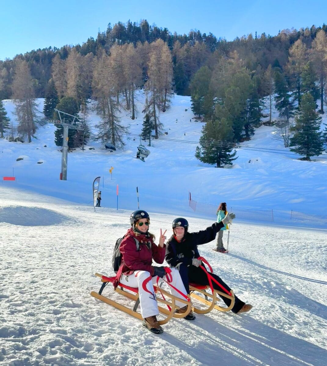 Manon Lapierre et sa fille sur des luges au bas des pentes