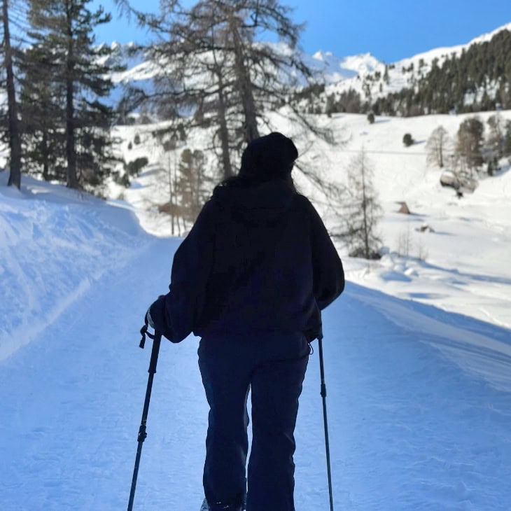 fille en raquette hivernale