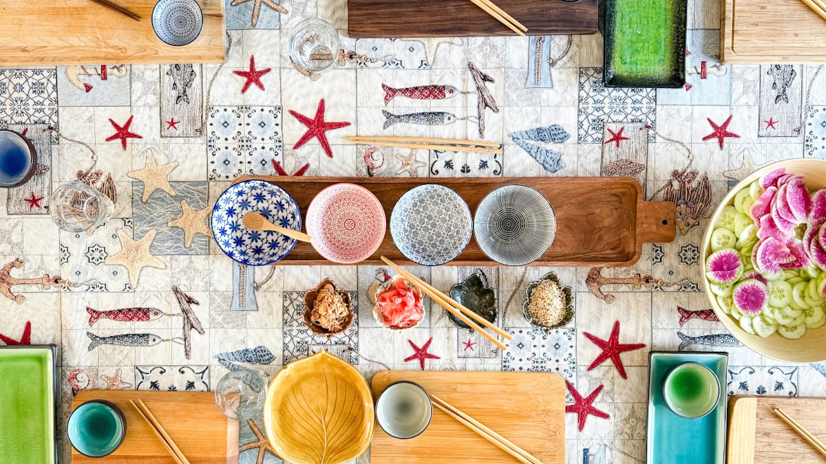 table chacun fait son sushi hand roll avec nappe