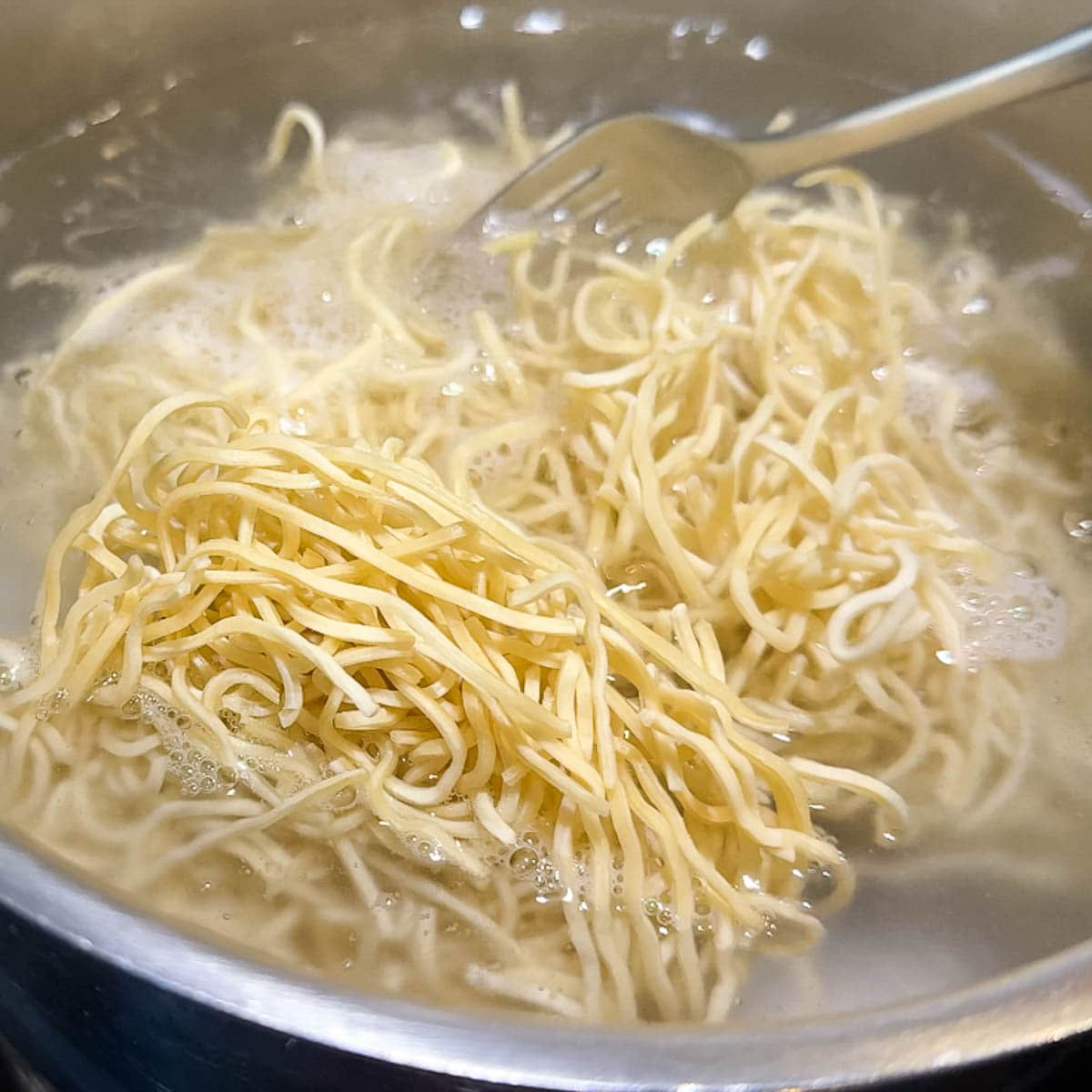 nouilles chow mein comment cuire dans l'eau bouillante