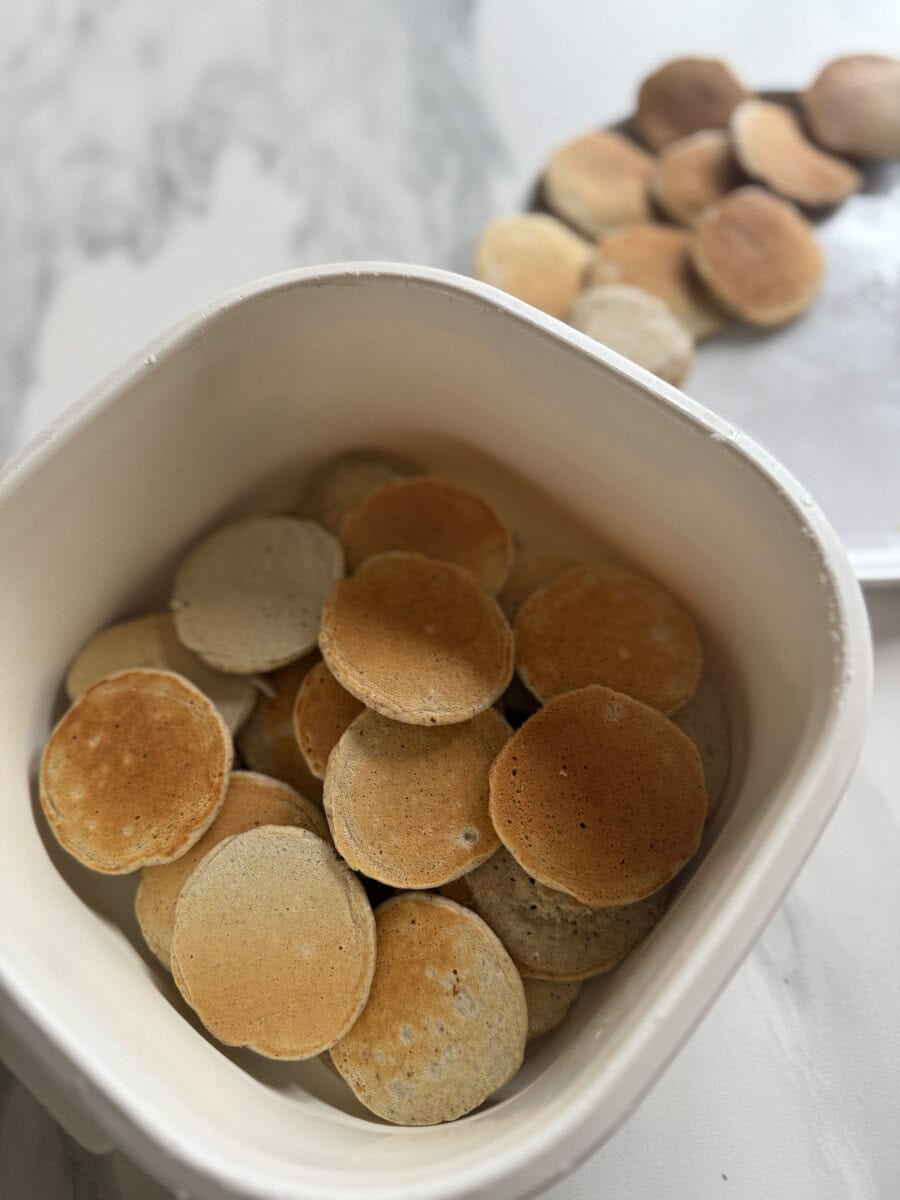 blinis dans un plat en plastique