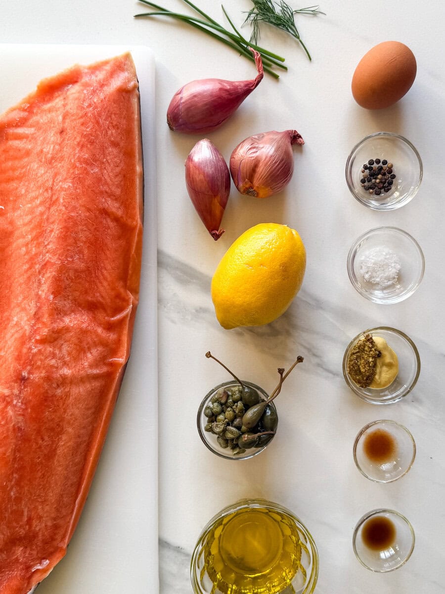 ingrédients pour tartare de saumon sur comptoir blanc