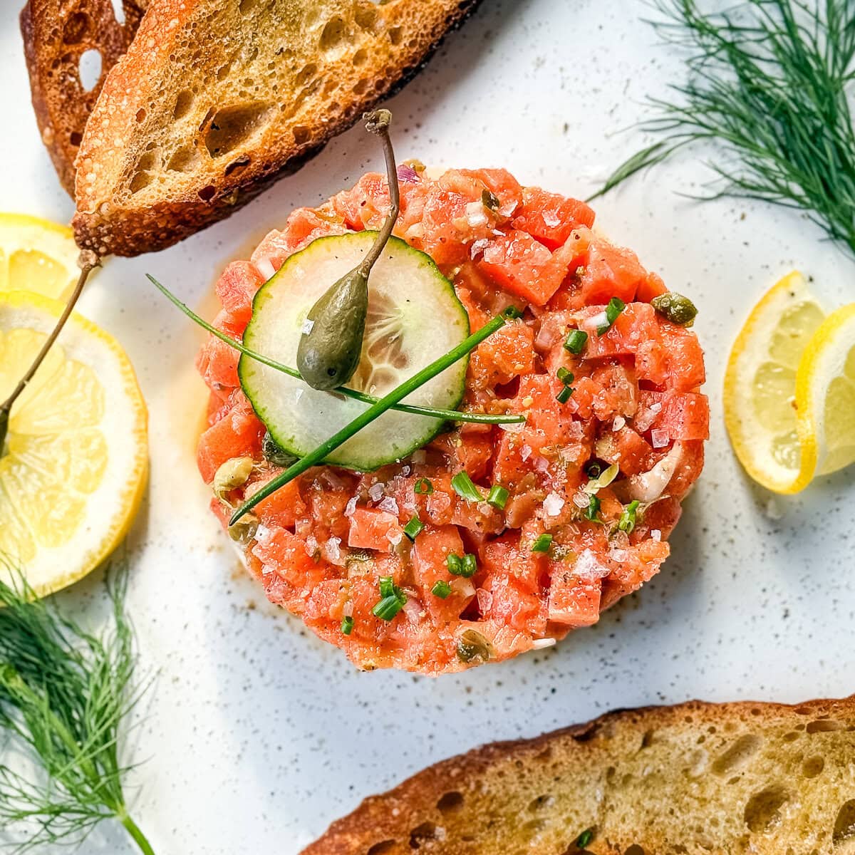 tartare de saumon classique avec croûtons, citron et aneth