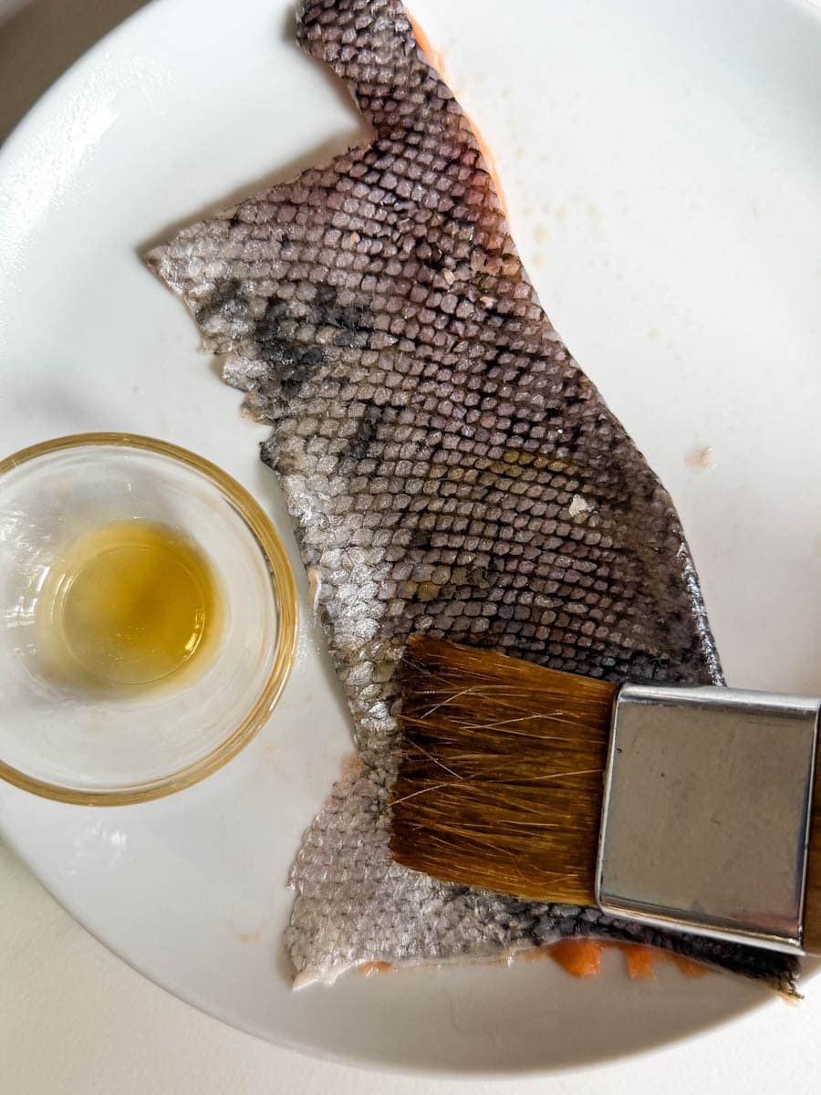 pinceau qui badigeonne la peau de saumon