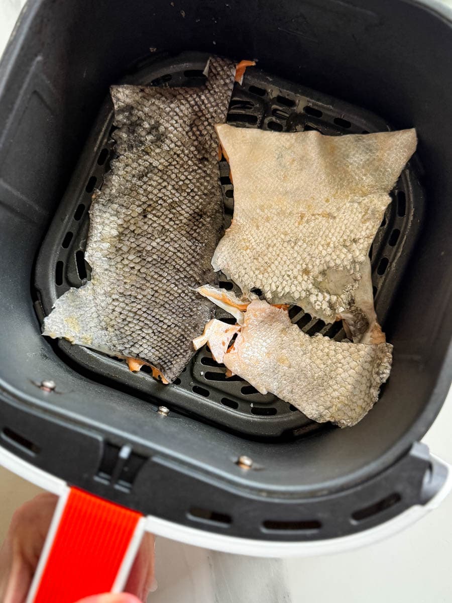 peau de saumon dans le panier du air fryer
