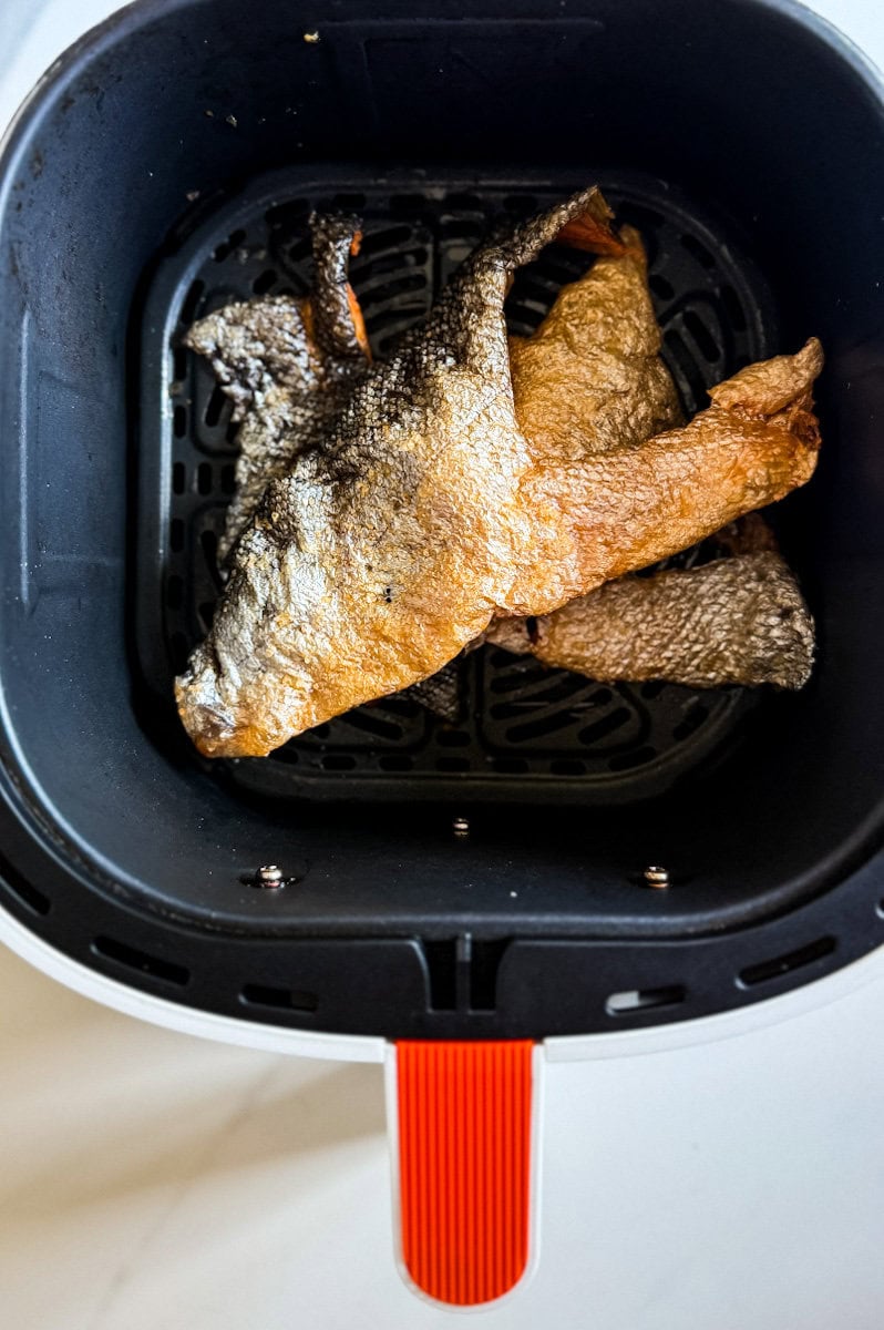 peau de saumon croustillante au air fryer dans le panier