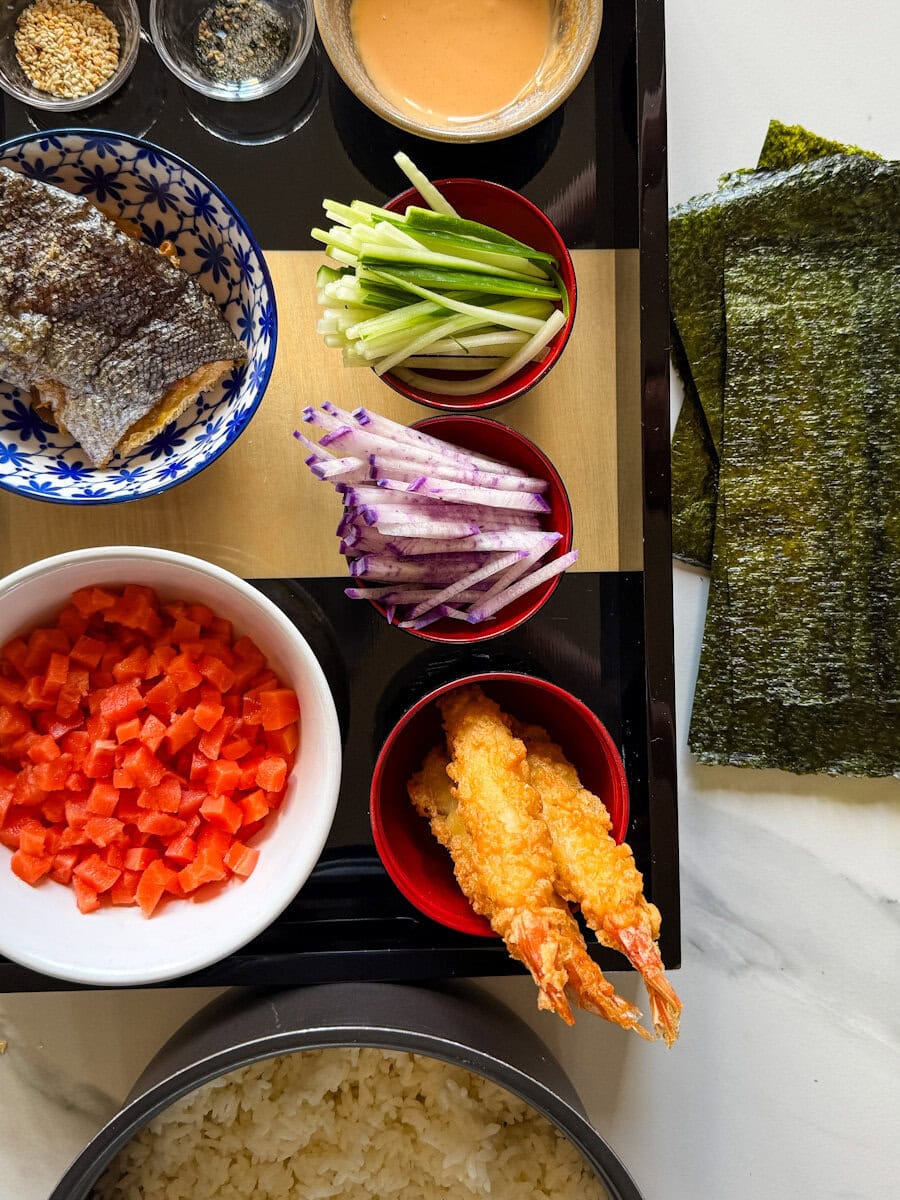 ingrédients pour sushi cornets sur une planche de travail