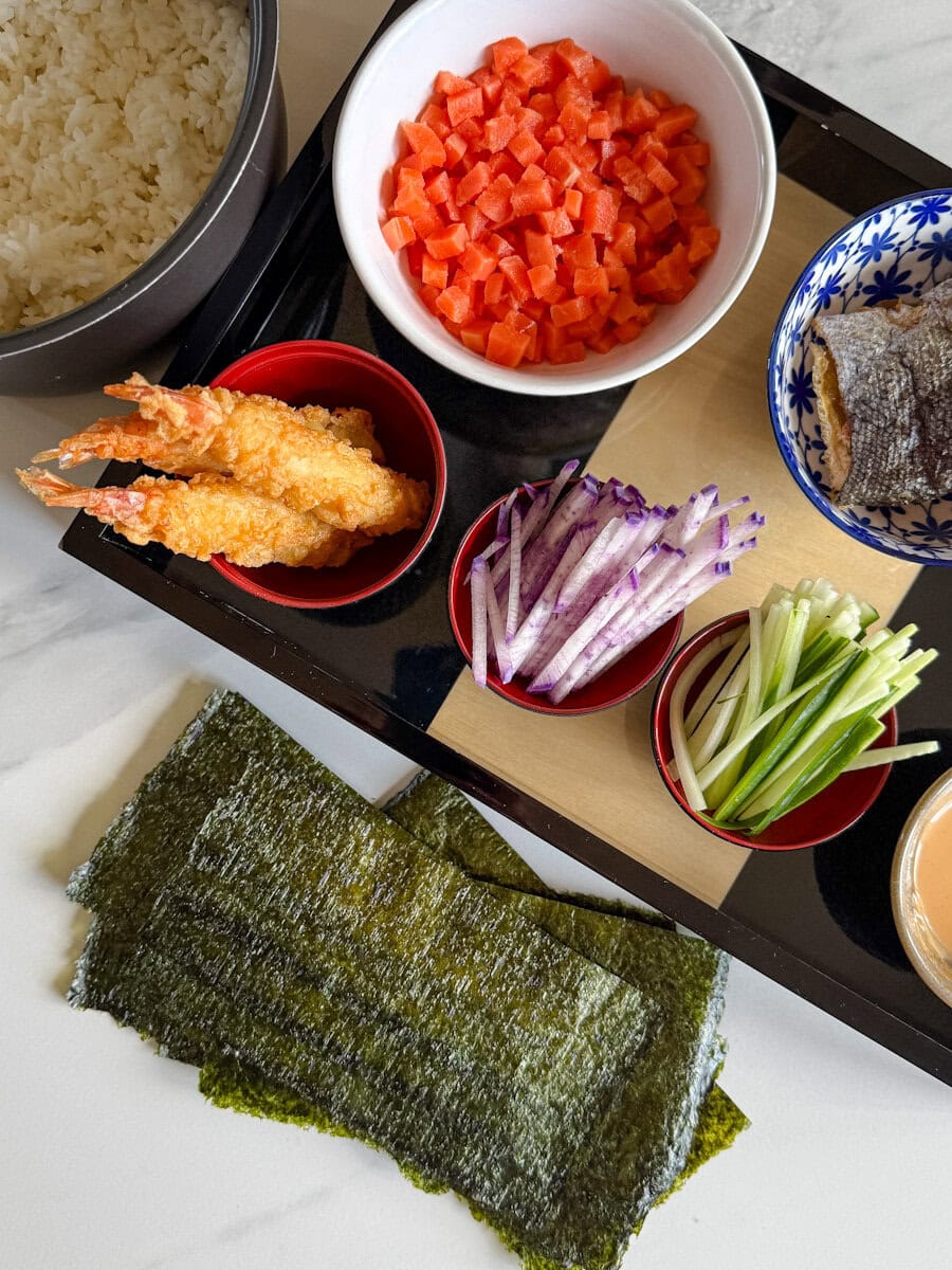 ingrédients pour sushi sur planche de bois bien coupés et colorés