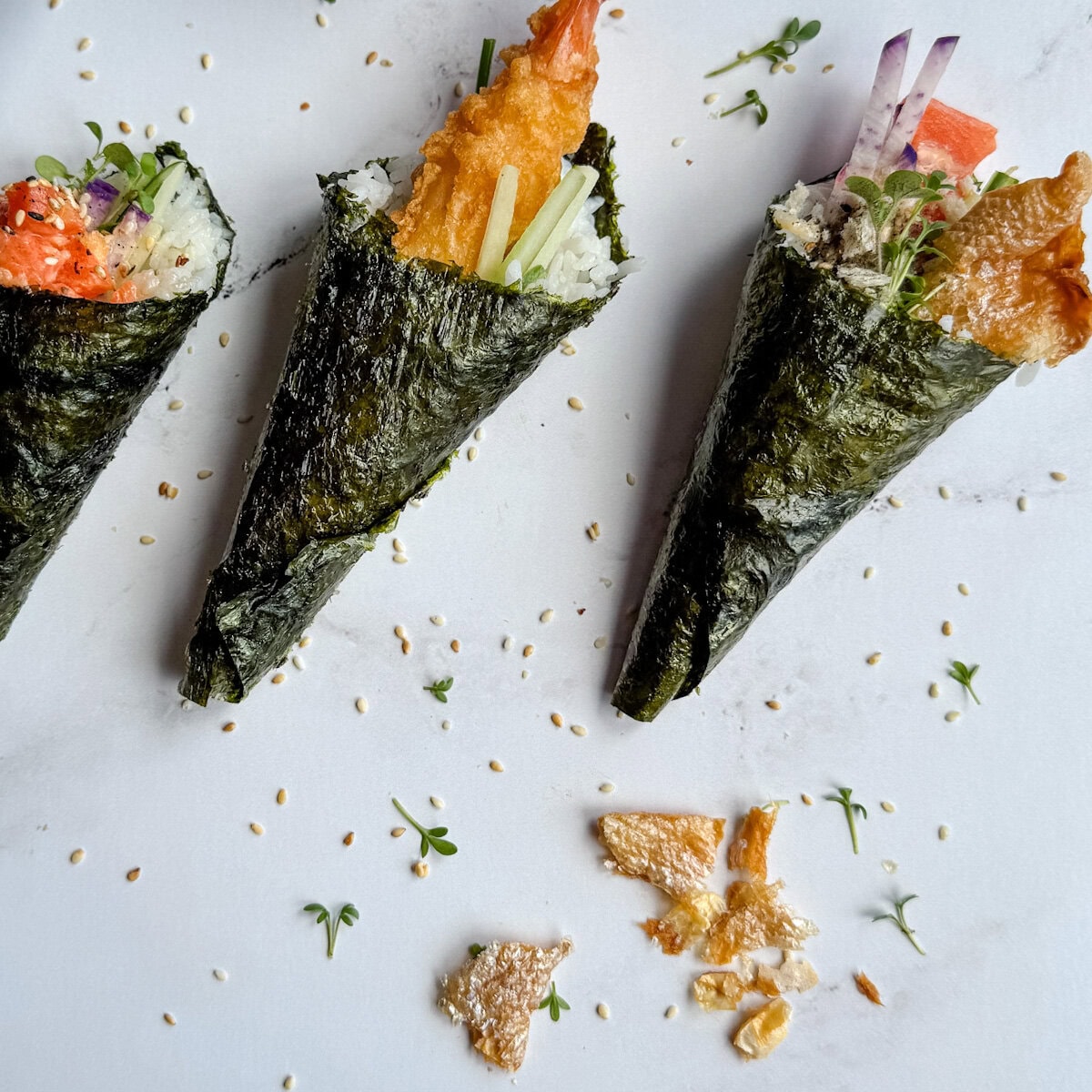 sushi hand roll avec peau de saumon croustillante