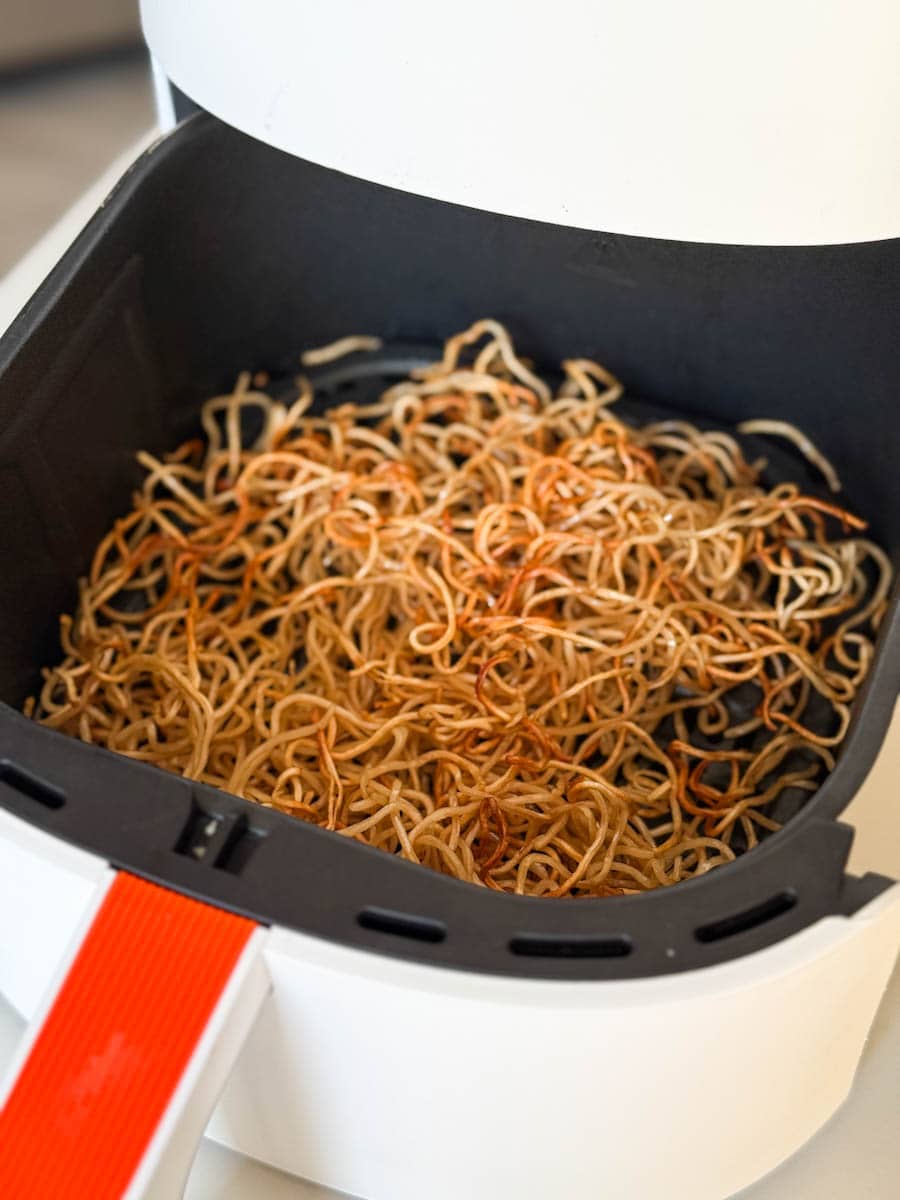 nouilles croustillantes dans le panier du airfryer