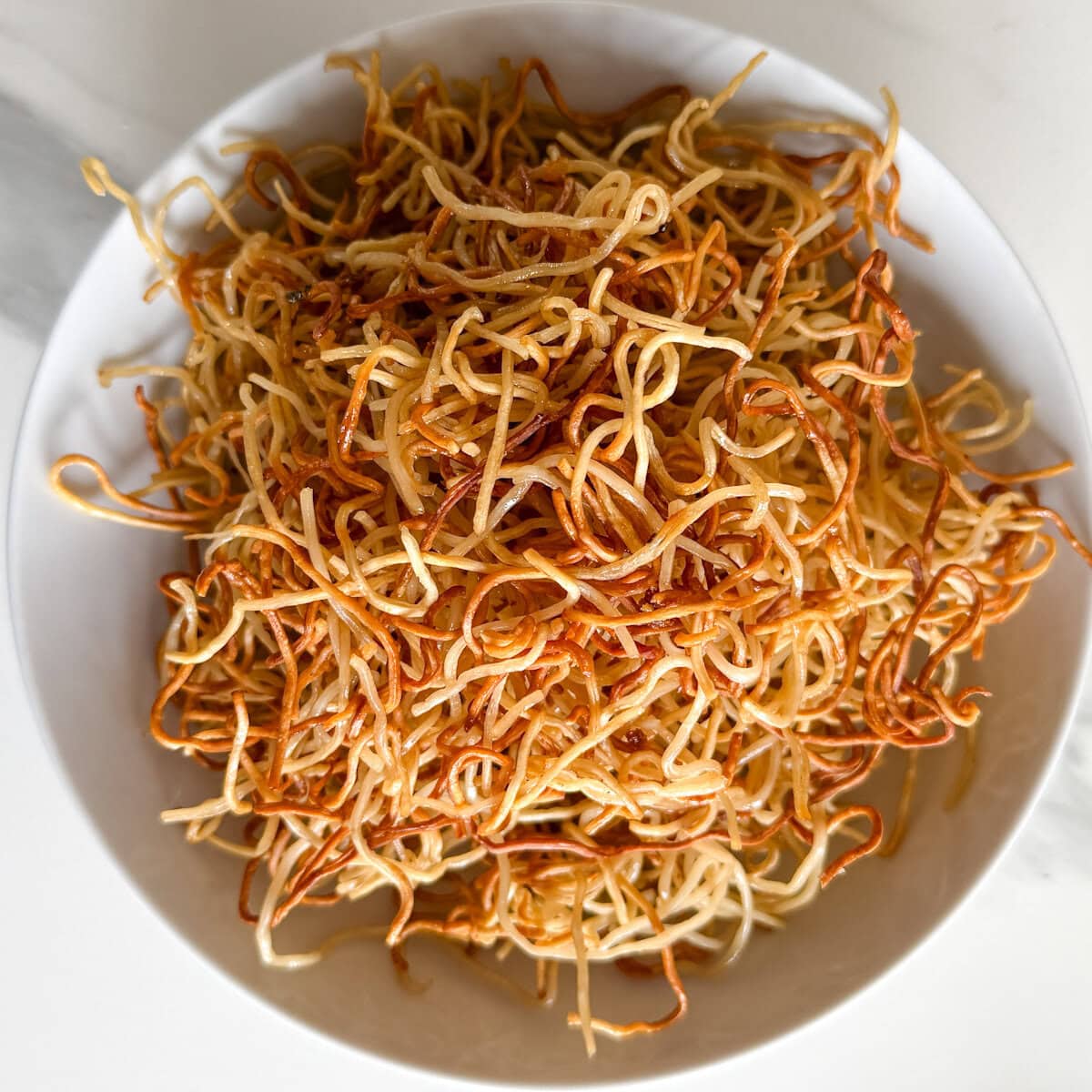 nouilles chow mein croustillantes dans un bol