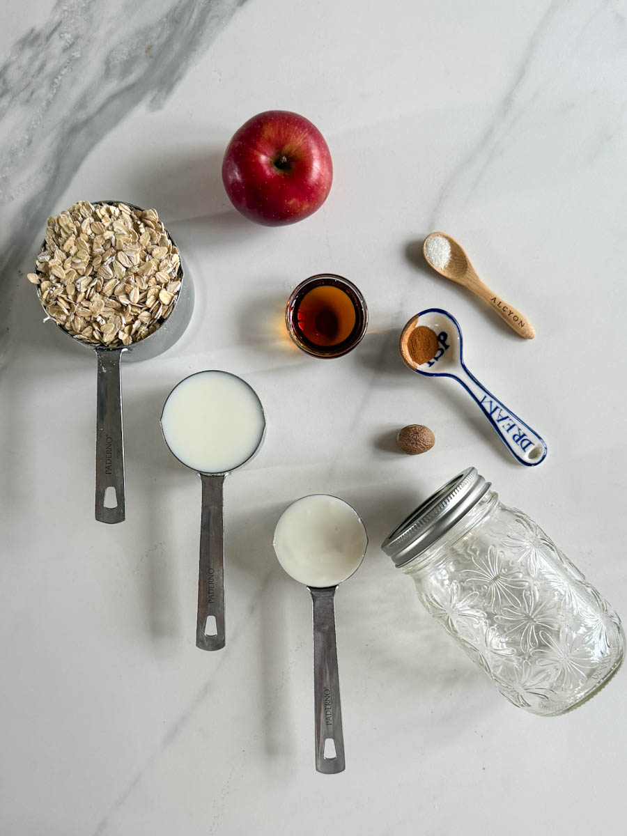 ingrédients gruau overnight croustade aux pommes: avoine, lait, yogourt, épices, pomme, sel et un pot en verre avec couvercle
