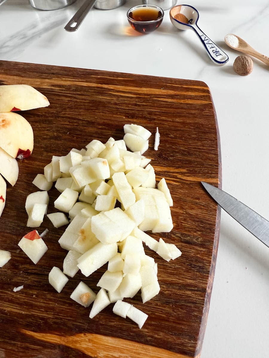 dés de pomme sur une planche en bois