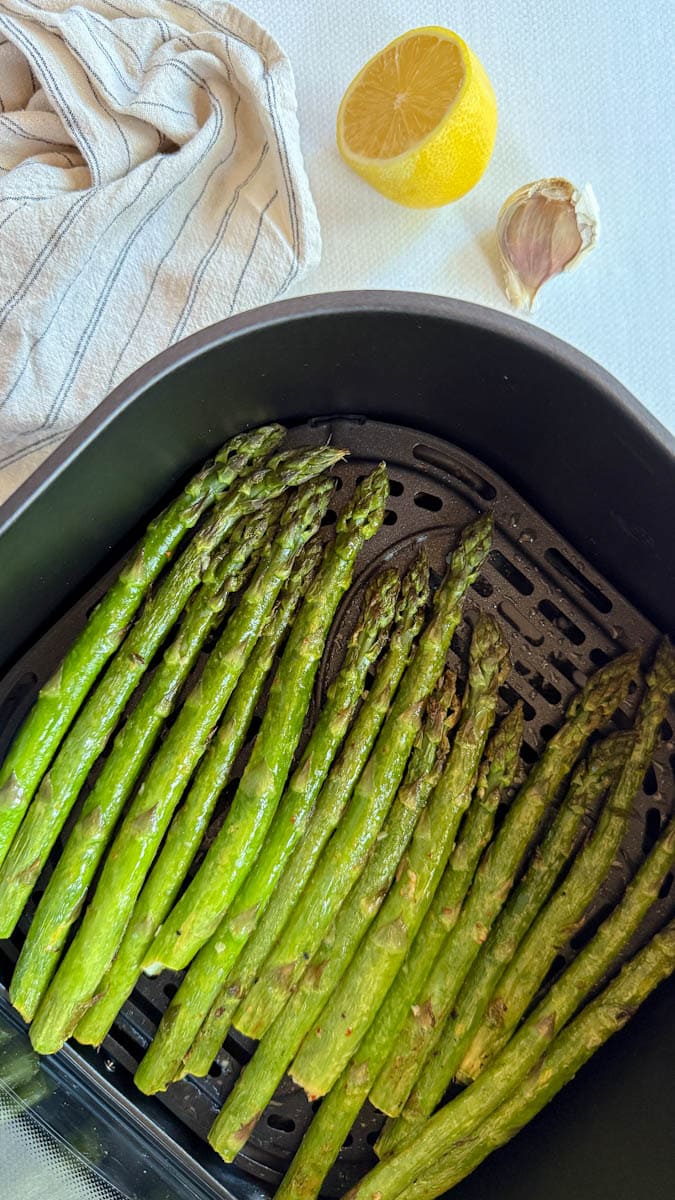 asperges grillées dans le air fryer avec citron, ail et linge de table