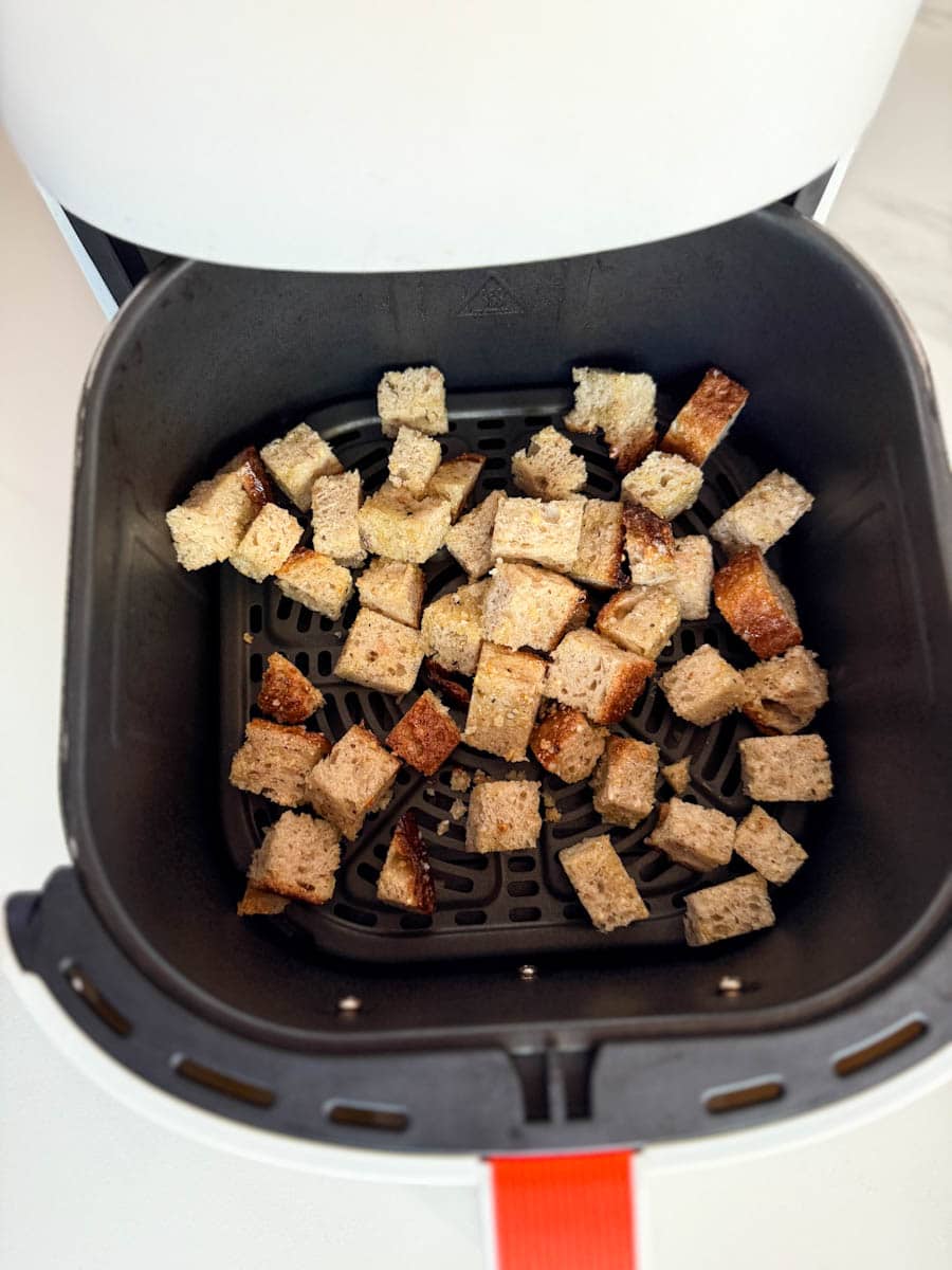 dés de pain pour croutons dans le panier du air fryer