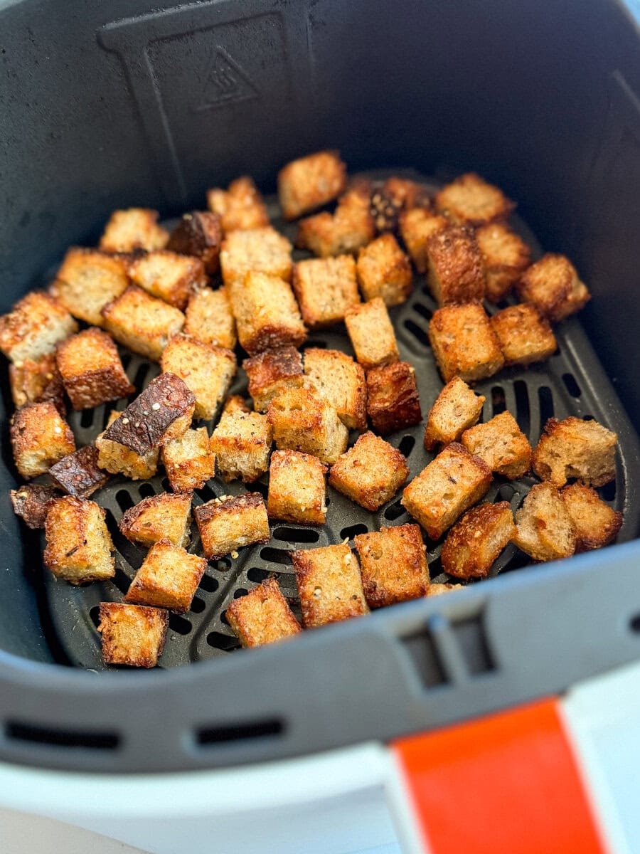 croûtons de pain grillés dans le panier du air fryer