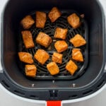 bonbon de saumon à l'érable grillés dans le panier du air fryer, sur la grille