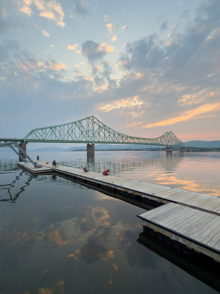 Pont de campbellton au coucher du soleil rélfextion sur la rivière Restigouche