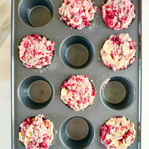 pâte à muffins aux framboises non cuite dans moule à muffin répartis en tic tac toe