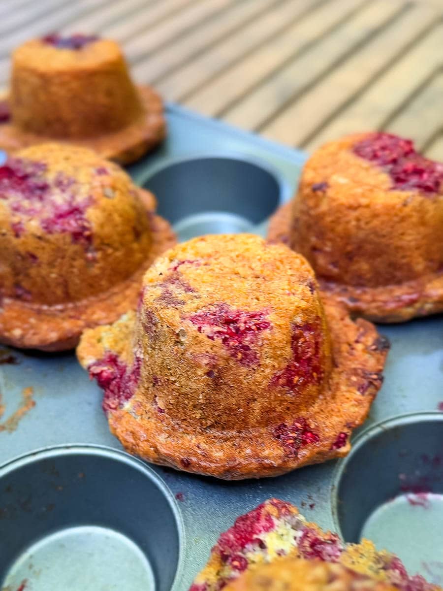 muffin aux framboises retournés chapeau vers le bas sur le moule