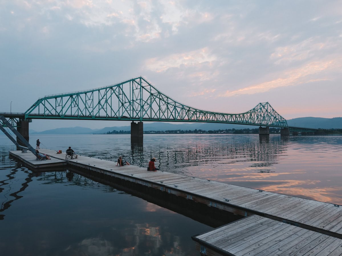 pont JC Van Horne de Campbellton vu de la rivière Restigouche au coucher de soleil