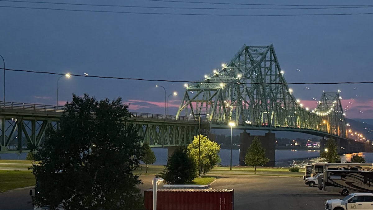 Pont de Campbellton illuminé au coucher du soleil