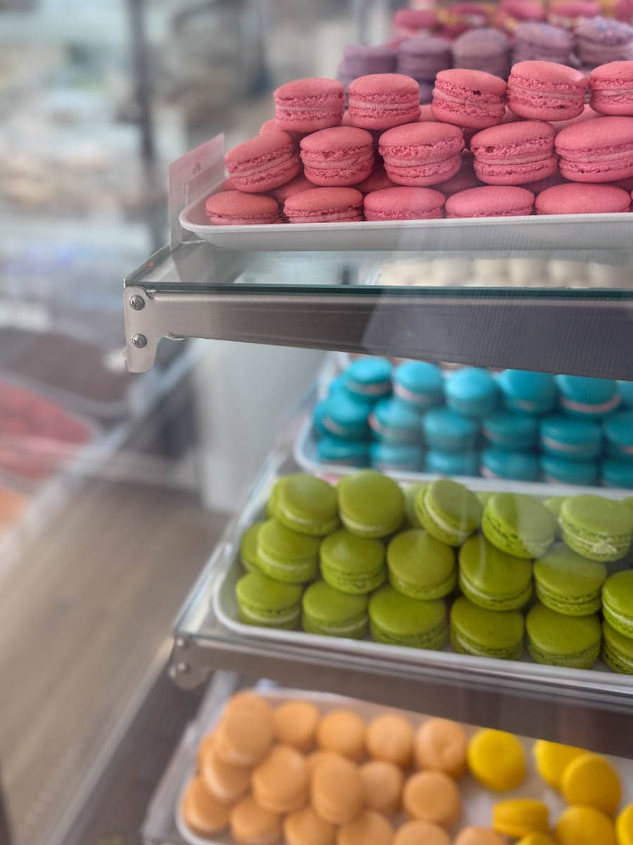 macarons maison chez Croissant Délice en vitrine