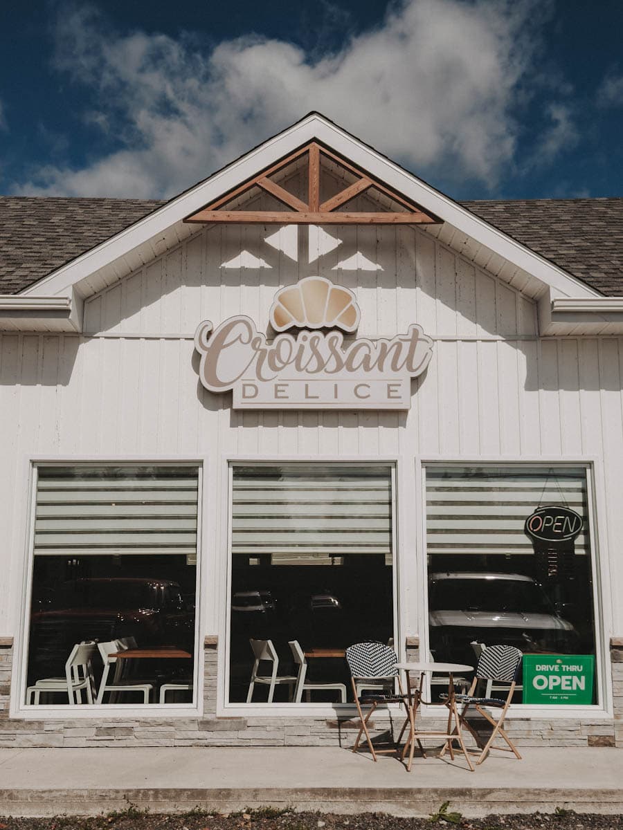 Devanture de Croissant Délice avec ensigne et trois fenêtres