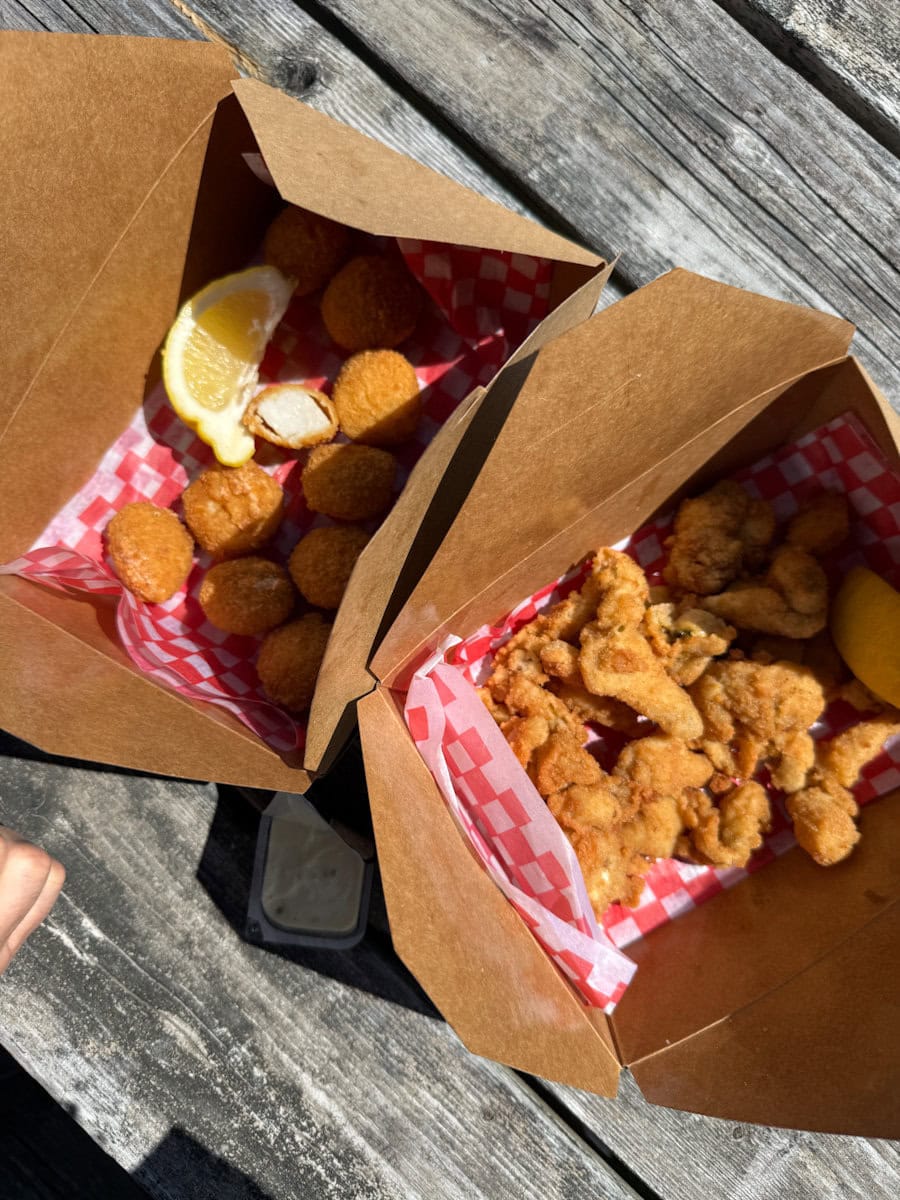 palourdes et pétoncles frites dans des boites en carton avec papier ciré carroté