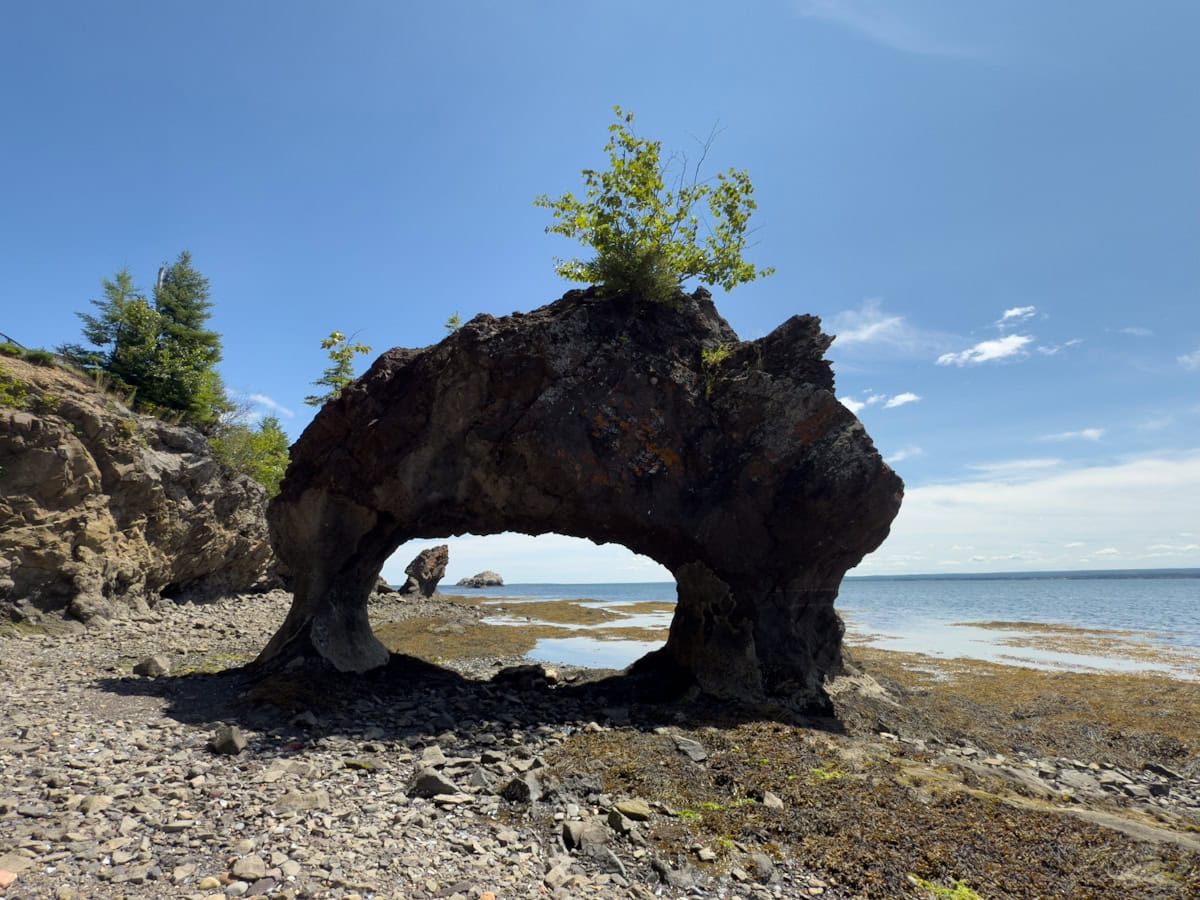 petit rocher percé restigouche vue vers la baie à Dalhousie