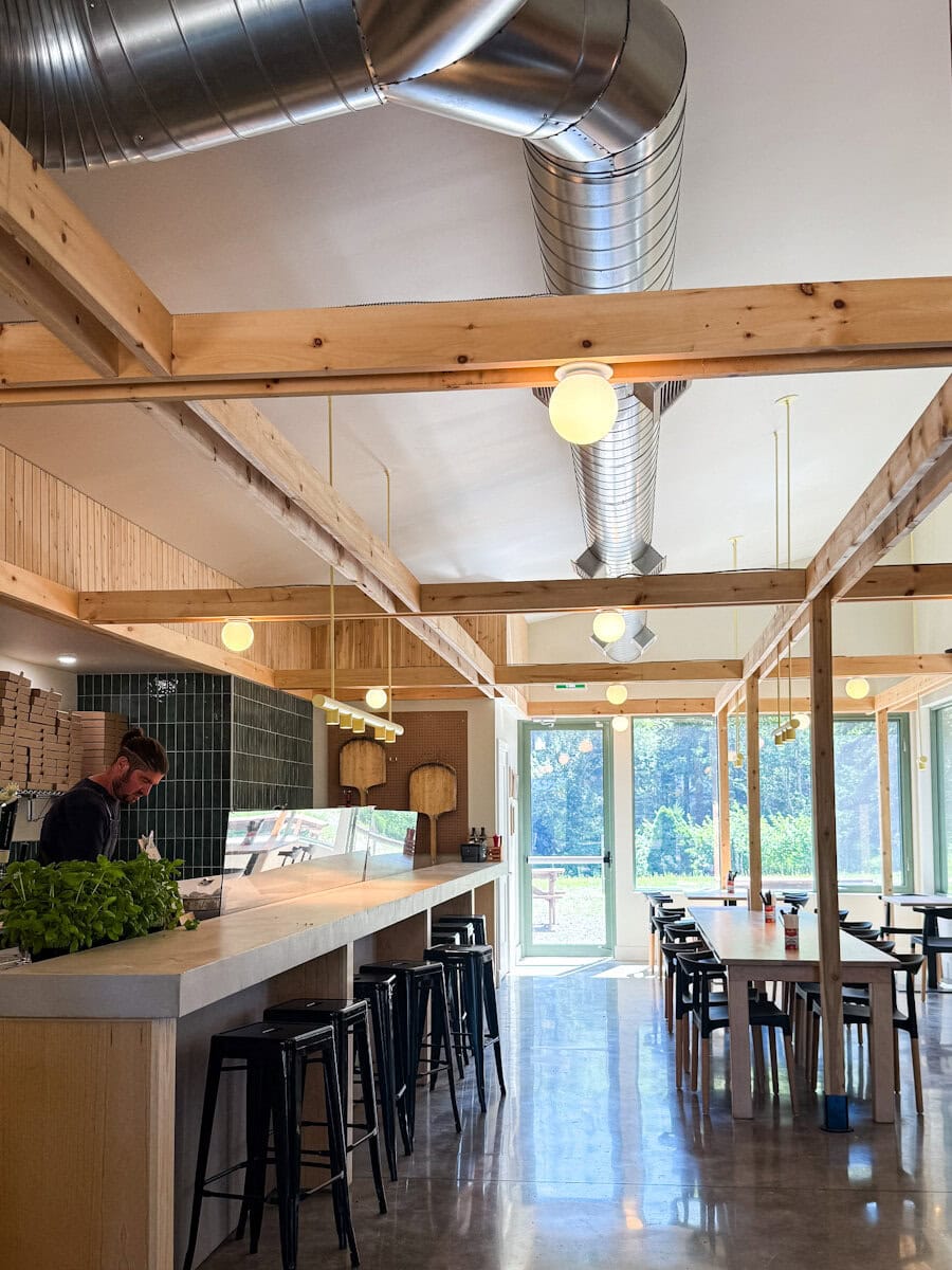 Intérieur du restaurant North End atelier gourmand Charlo