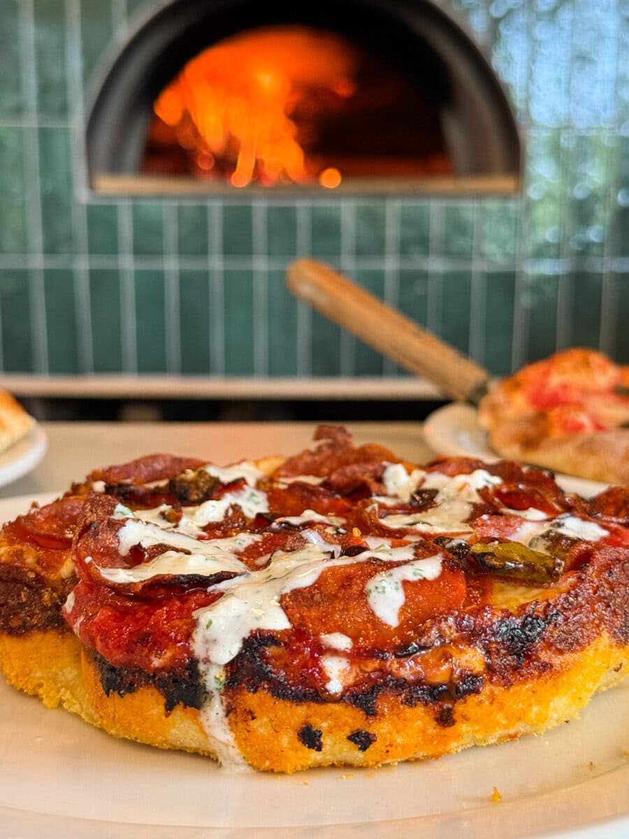 pizza detroit style devant le feu du four à bois